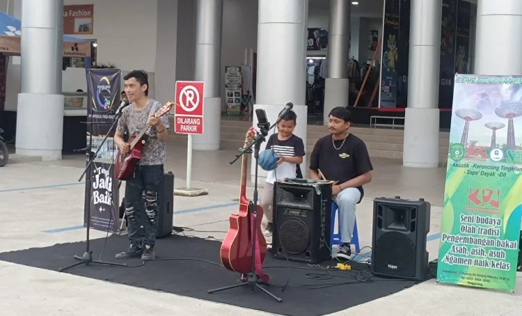 KPJ Kukar Hibur Pengunjung Pasar Ramadan dengan Musik Jalanan