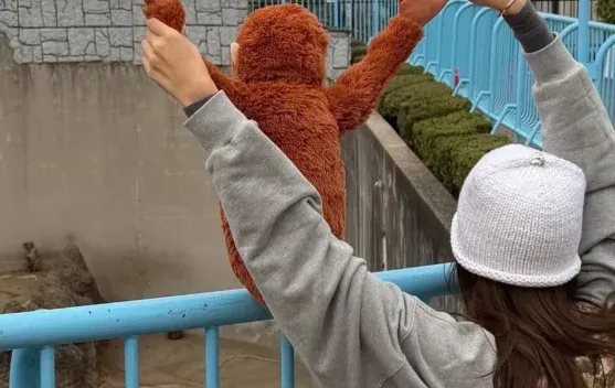 Lisa BLACKPINK Temui Monyet Viral Punch di Kebun Binatang Jepang