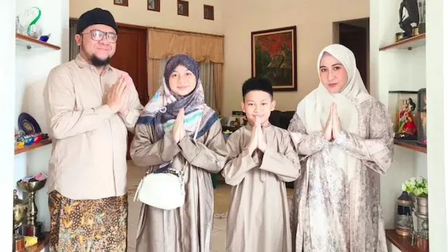 Kebersamaan Nia dan Adit AFI Bersama Anak-Anak yang Sudah Remaja