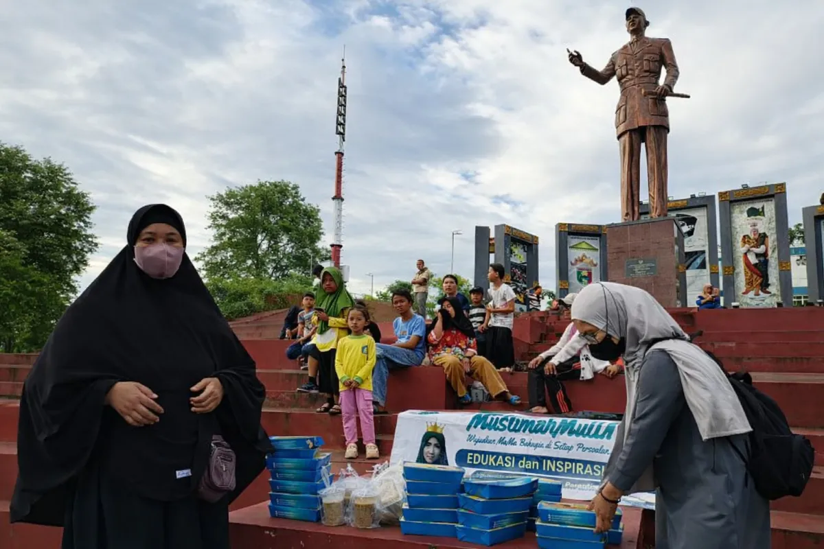 Komunitas Muslimah Mulia Bagikan Takjil Magnet Rezeki Box di Hari ke-10 Ramadhan