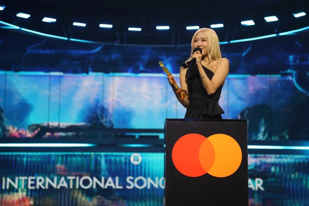 ROSE Jadi Artis K-Pop Pertama Raih BRIT Awards 2026