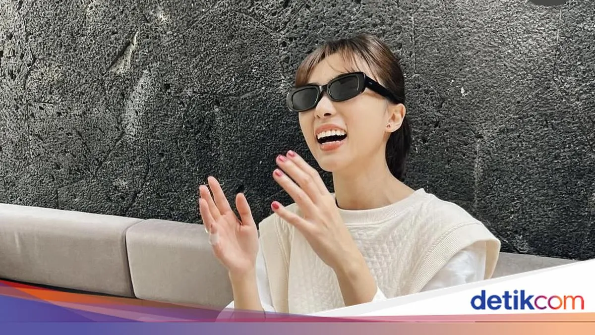 Isyana Sarasvati Seru Menikmati Kafe Barbie dan Kuliner di Luar Negeri