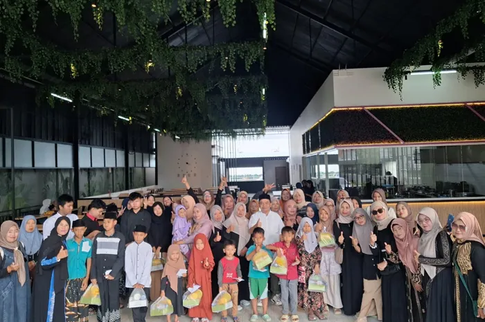 Gus Sentot Berbagi Santunan dan Takjil Bersama Komunitas Senam di Jombang