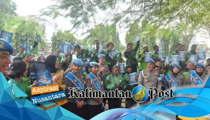 Propam Polda Kalsel Bagikan Bingkisan dan Sosialisasi QR Code kepada Ojol dan Petugas Kebersihan