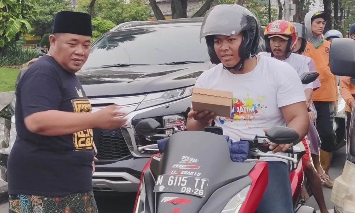 Relawan Baguss Rayakan Satu Tahun Khofifah-Emil dengan 1000 Paket Takjil