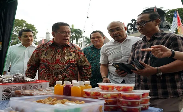 Wali Kota Pematangsiantar Bagikan Takjil di Wisata Ramadan Kampung QRIS