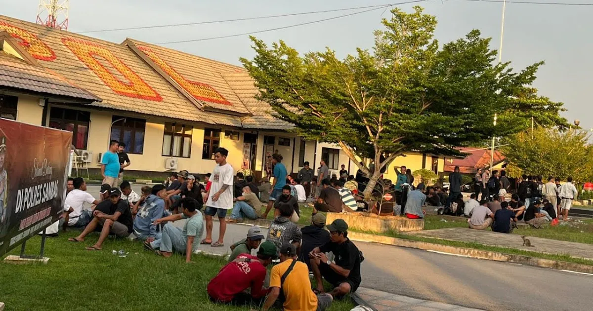 Puluhan Warga Datangi Polres Sambas, Empat Penambang PETI Dibebaskan