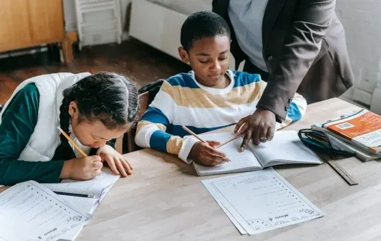 Perkuat Pengawasan Media Sosial Anak di Sekolah untuk Kesehatan Digital