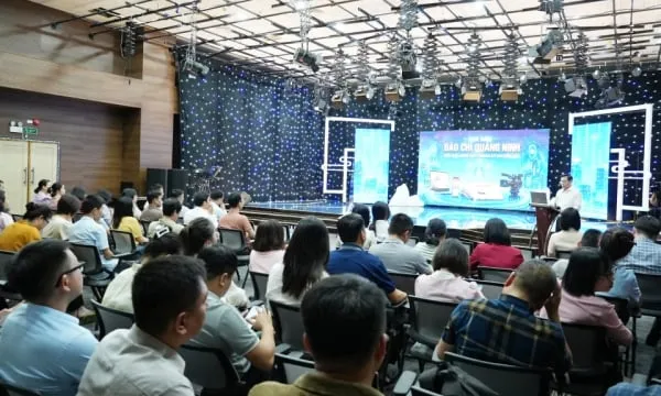 Diskusi Meja Bundar Pers Quang Ninh – Inovasi di Era Baru