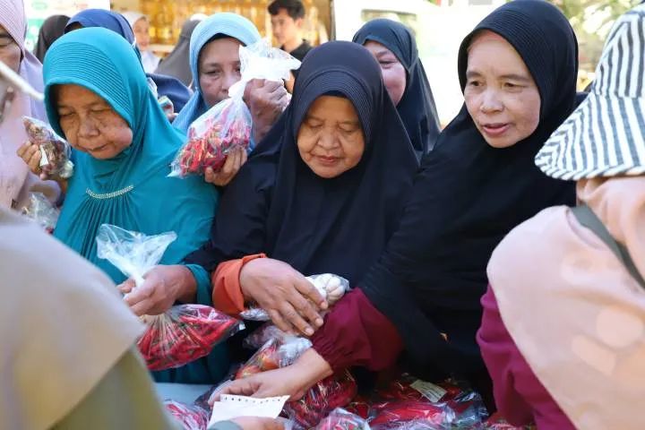 Antusiasme Warga Sambut Gampang Sembako Ramadan di Tangerang