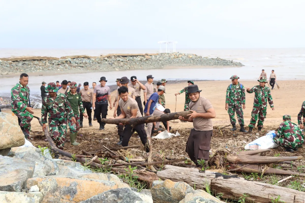 Sinergi TNI-Polri dan Pemkab Bersihkan Pantai Takisung dalam Gerakan Indonesia ASRI