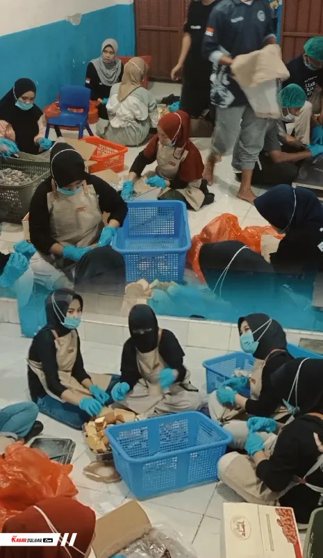 Relawan SPPG Mamuju Bambu Siapkan Ribuan Paket Makan Bergizi Usai Tarawih