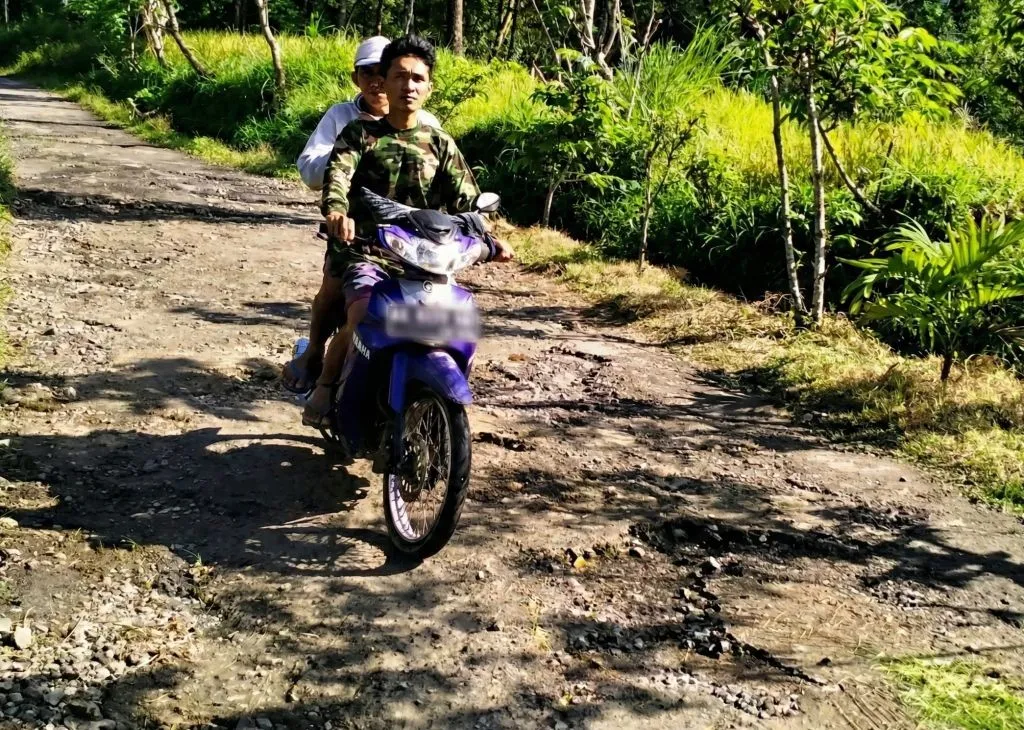 Kades Sidomulyo Desak Pemkab Perbaiki Jalan Poros yang Rusak
