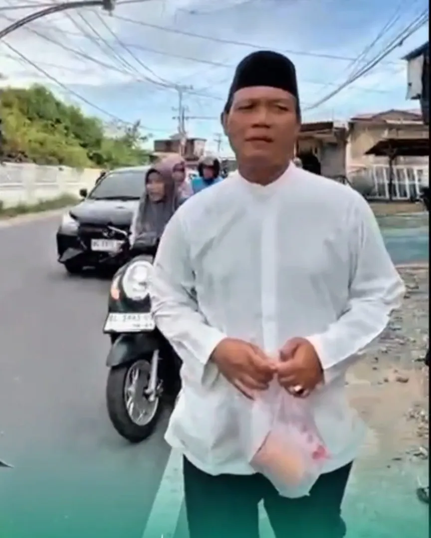 Kakankemenag Abdya Pimpin Aksi Berbagi Takjil di Jalur Nasional