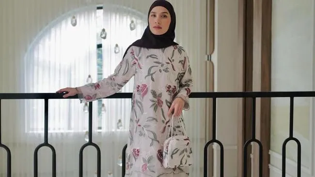 Inspirasi Outfit Lebaran Floral dari Dwi Handayani