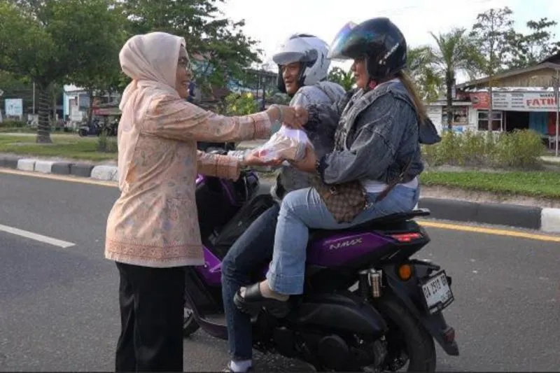 Kemenkum Kalteng dan DWP Bagikan Takjil Gratis di Bulan Ramadan
