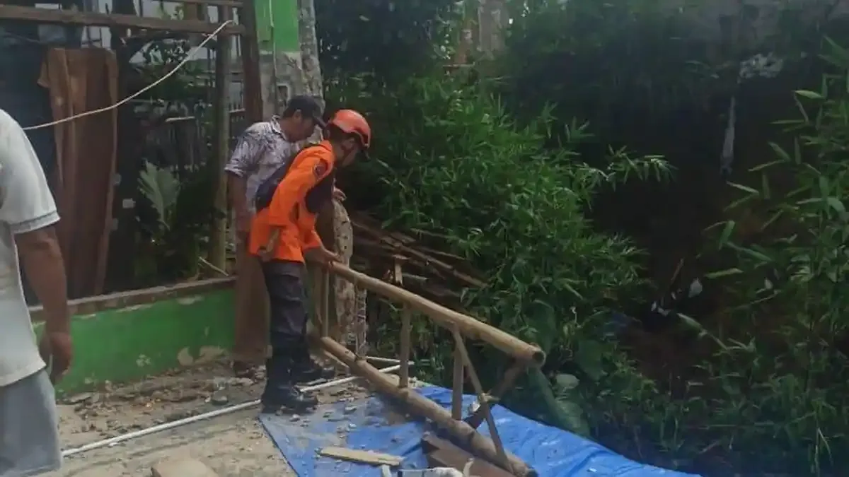 Keluarga di Dramaga Bogor Terancam Longsor, Dinding Rumah Ambrol