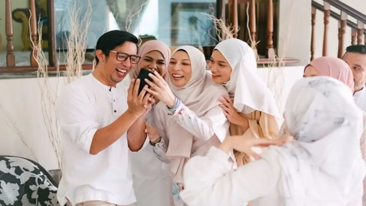 Silaturahmi Digital: Generasi Muda Berbagi Kebahagiaan Lebaran di Media Sosial