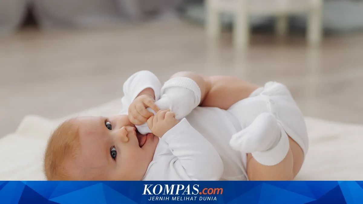 Mengapa Bayi Suka Memasukkan Benda ke Mulut?