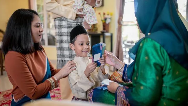 Hukum Anaknya Meminta THR dalam Pandangan Islam