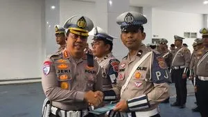 Personel PJR Polda Riau Terima Penghargaan atas Aksi Kemanusiaan