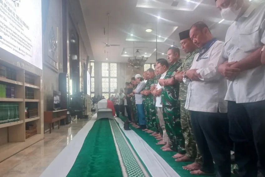 Taufik Dwi Cahyono Pimpin Salat Jenazah Ayahnya, Try Sutrisno