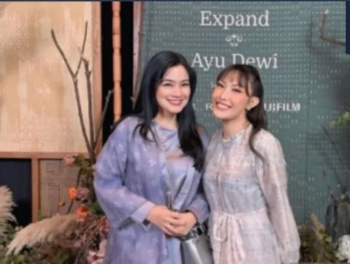 Ayu Dewi Luncurkan Koleksi Busana Lebaran dengan Beragam Model