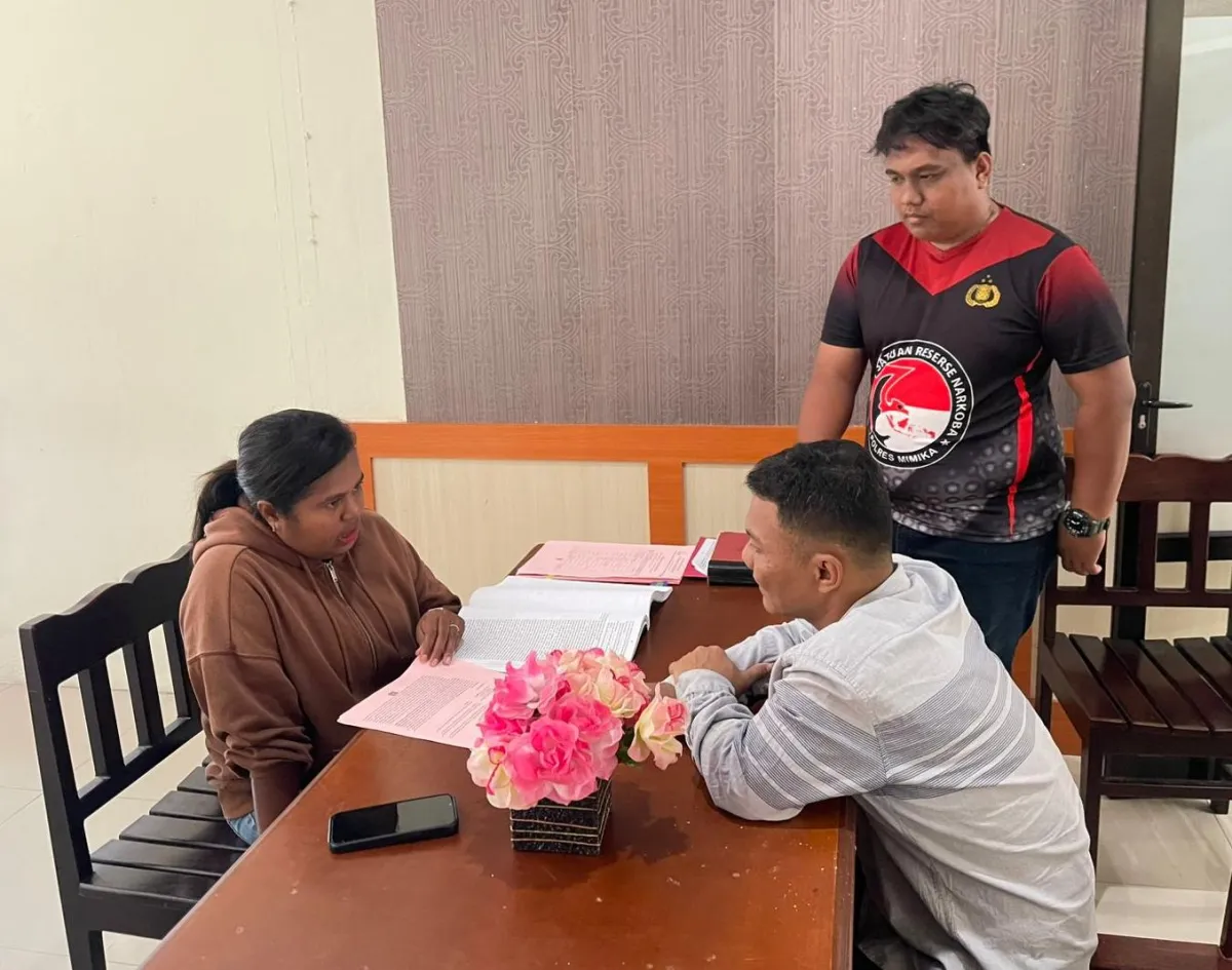 Tersangka Narkotika Diteruskan ke Kejari Mimika Setelah Penangkapan di Bandara