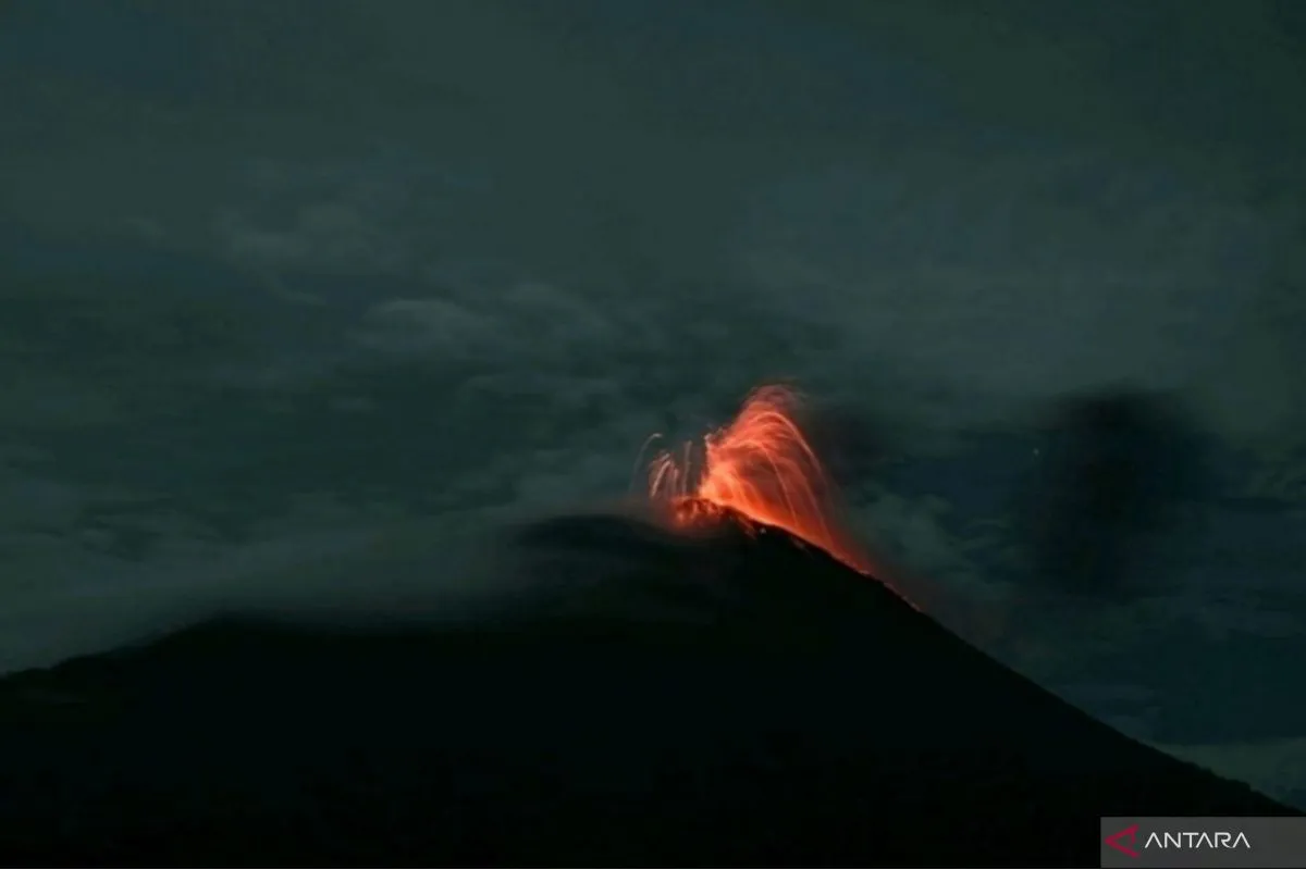 Erupsi Gunung Ili Lewotolok Lontarkan Api Pijar 300 Meter