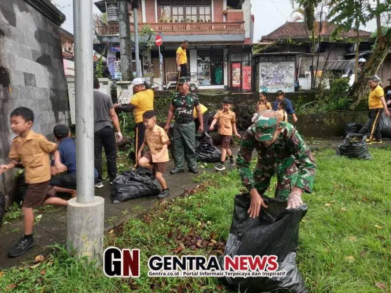 Babinsa Ajak Warga Ubud Bersihkan Fasilitas Umum untuk Lingkungan Sehat