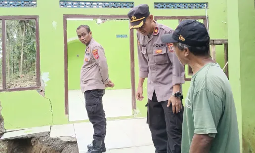 Kapolsek Imogiri Pastikan Keamanan Warga Setelah Mushola Terkena Pergerakan Tanah