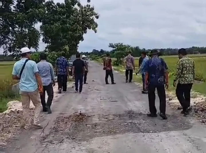 Inspektorat Bojonegoro Tindak Lanjuti Kerusakan Jalan Aspal Baru di Desa Ngampal