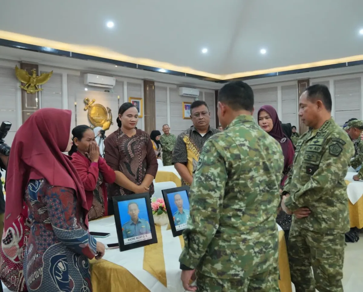Panglima TNI Salurkan Santunan untuk Keluarga Prajurit Marinir yang Gugur