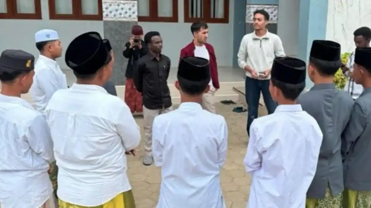 Mahasiswa Internasional UTM Jalin Kerja Sama Budaya di Pesantren Madura