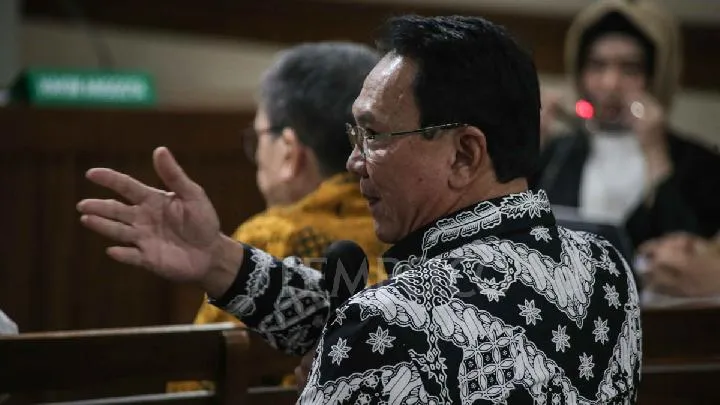 Hakim Tegur Terdakwa Soal Pelapor Korupsi LNG di Persidangan