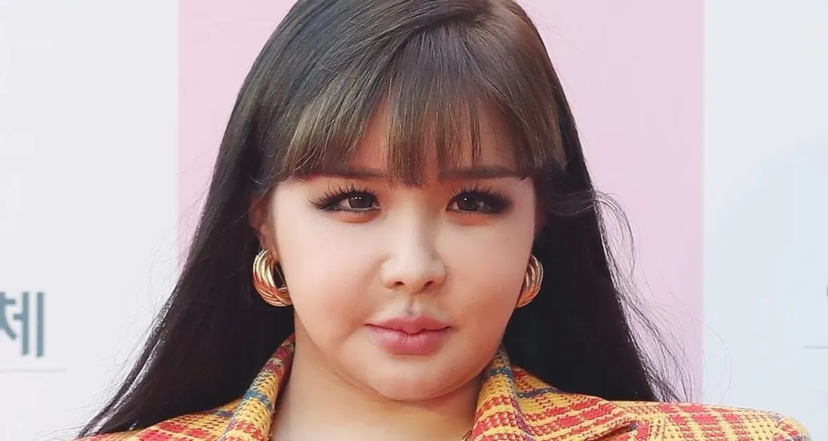 Park Bom Tanggapi Rumor Narkoba dan Tuduh Rekan Band Terlibat