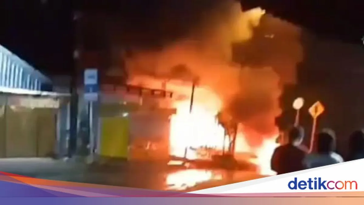 Rumah Terduga Pelaku Pembacokan di Gresik Dibakar Massa