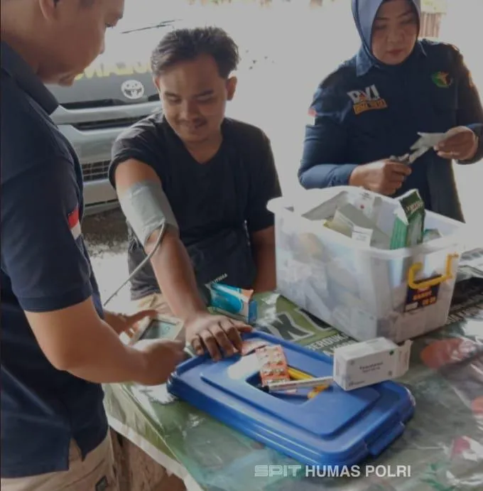 Pelayanan Kesehatan Keliling Polri untuk Warga Terdampak Banjir di Sumbar