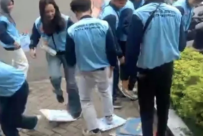 Atlet Pasuruan Protes Bonus Tak Sesuai Janji dengan Aksi Injak Plakat