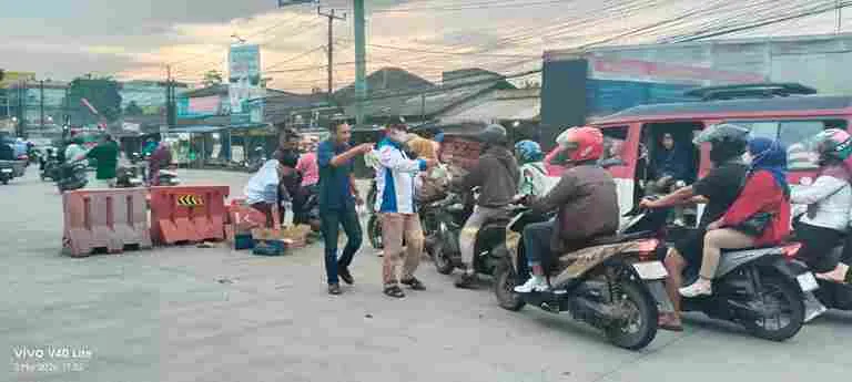 PWI Kabupaten Serang Bagikan Takjil di Pintu Gerbang Tol Ciujung