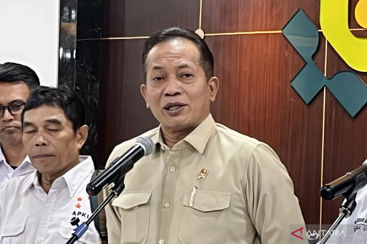 Menkop Usulkan Kajian Ulang Perpres 112/2007 untuk Lindungi Pedagang Kecil