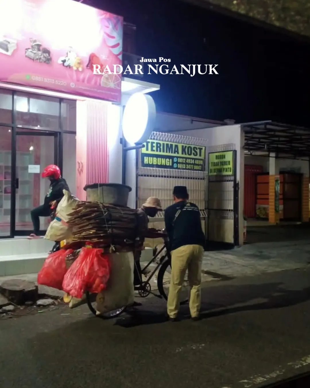 Komunitas Nganjuk Peduli Bagikan Nasi Sahur untuk Kaum Marjinal