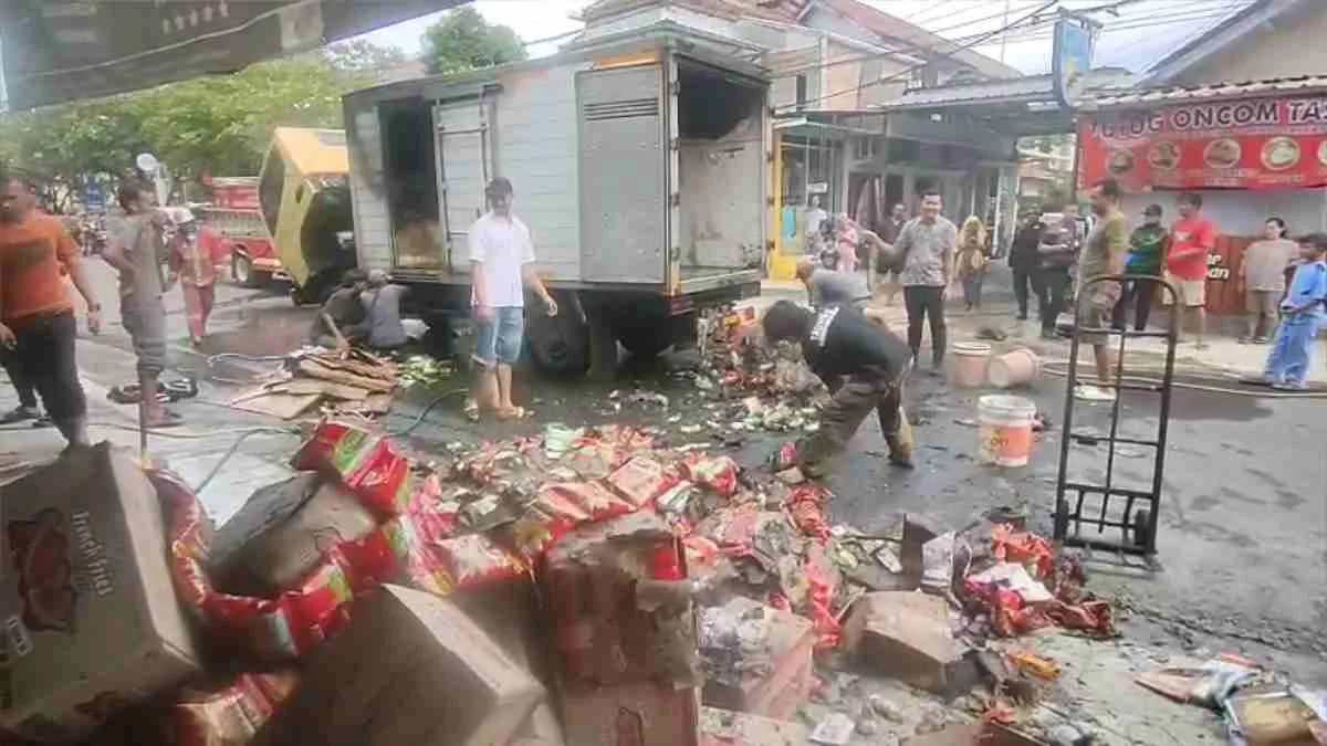 Mobil Boks Terbakar Saat Bongkar Muat di Pantai Pangandaran