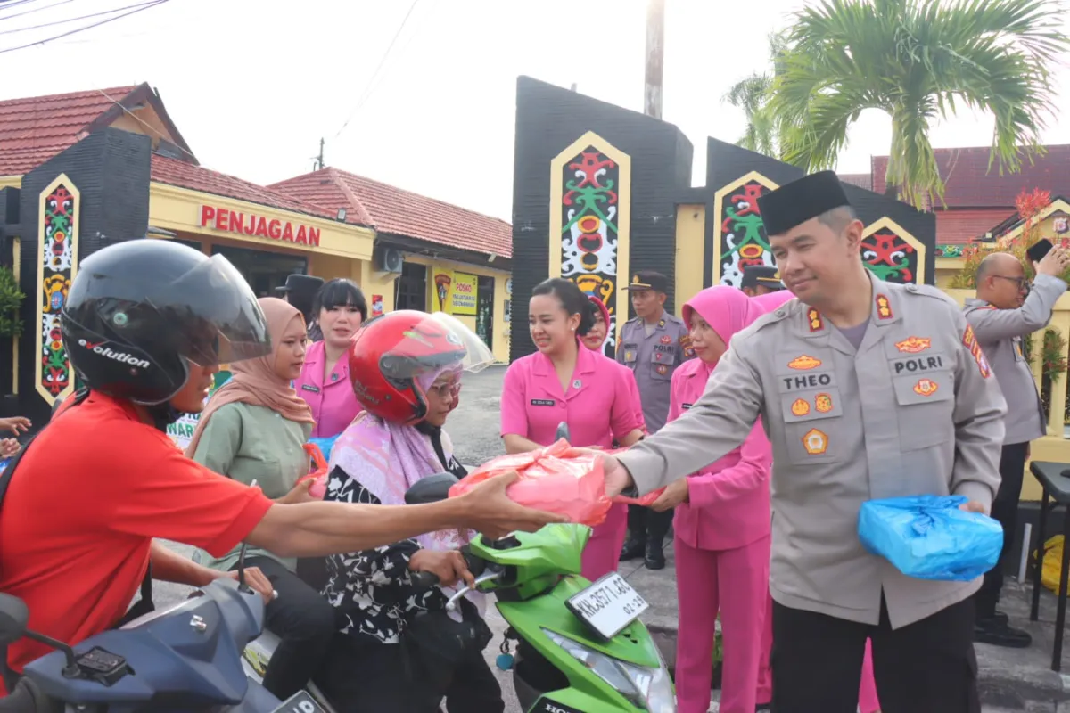 Polres Kobar Salurkan Takjil Gratis untuk Masyarakat Selama Ramadhan