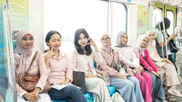 Pink Rabbit Lens Ajak Perempuan Urban Percaya Diri dengan Ngabuburit Cantik