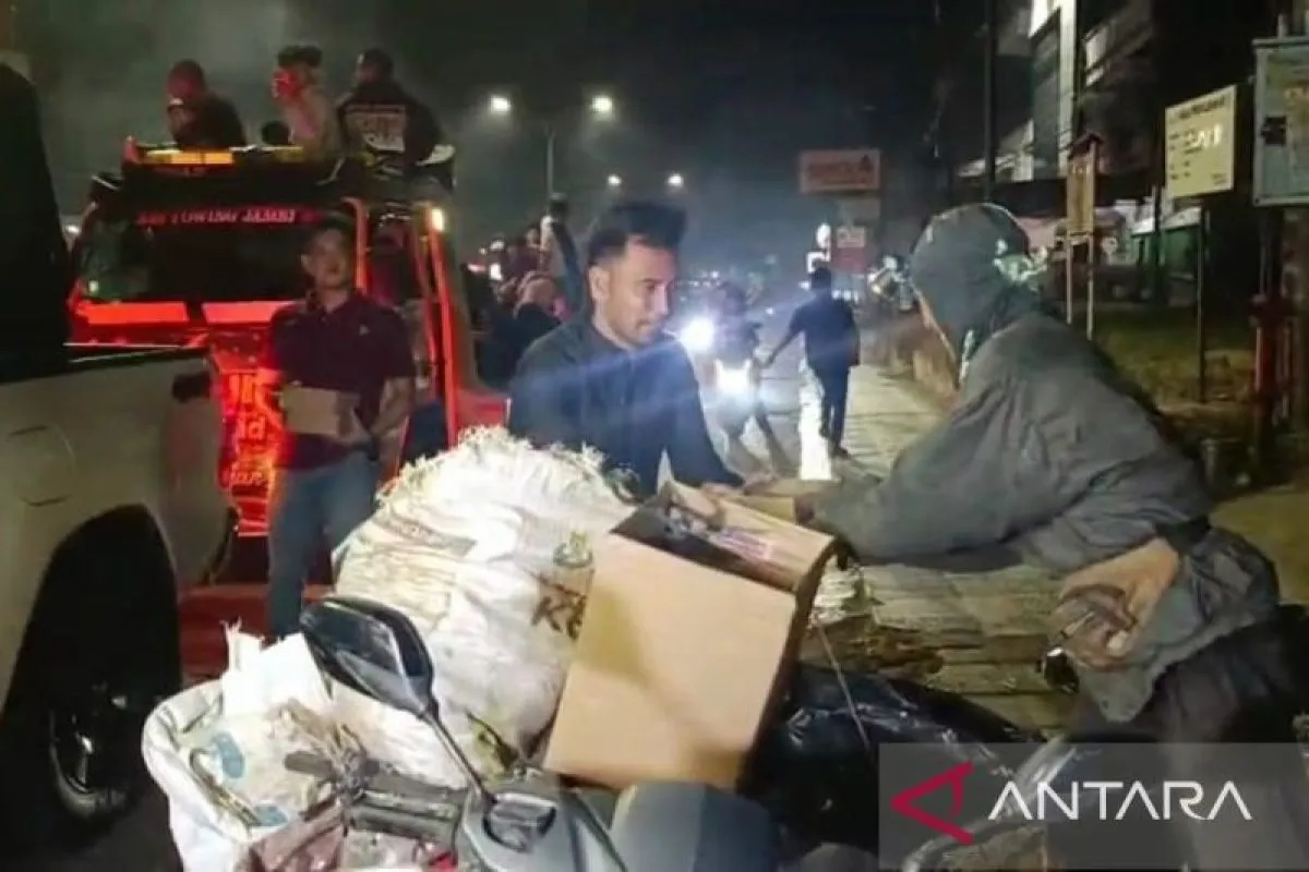 Keluarga Ade Erlanda Bagikan Santapan Sahur untuk Pejuang Nafkah