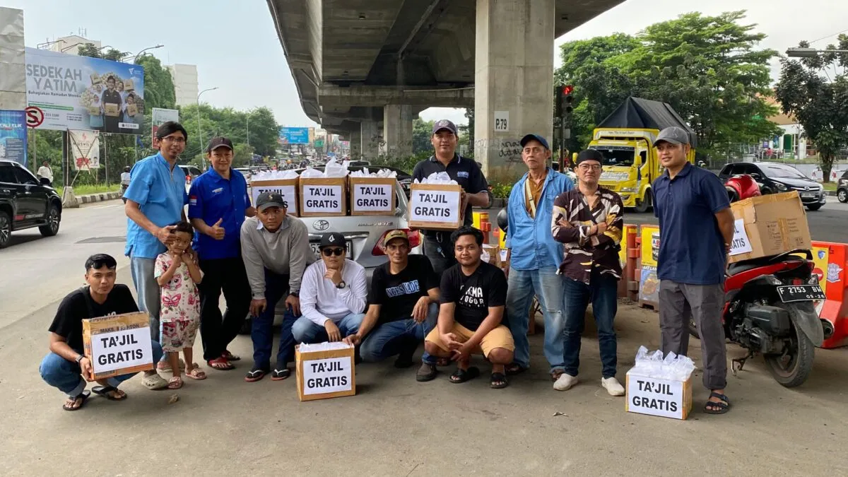 Komunitas Arema Bogor Bagikan Takjil untuk Berbagi Kebaikan di Ramadhan