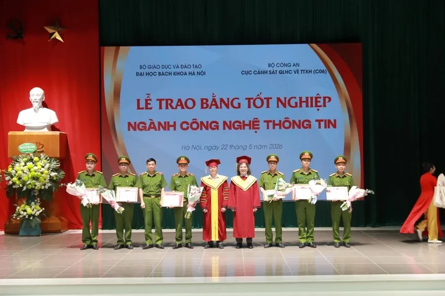 Perwira dan Prajurit Terima Sertifikat Teknologi Informasi dari Universitas Sains dan Teknologi Hanoi