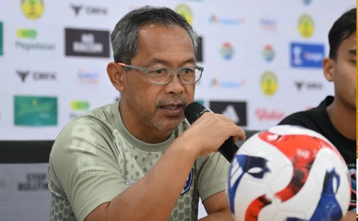Aji Santoso Hadapi Tantangan Meningkatkan Performa PSPS di Liga 2