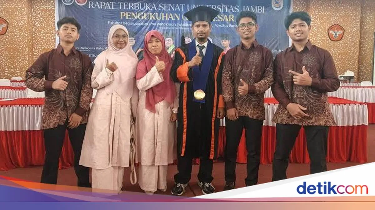 Dosen Universitas Jambi Beralih dari Penyadap Karet menjadi Guru Besar